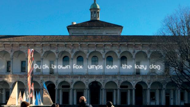 Alphabet of Light im Innenhof der Universität Mailand.