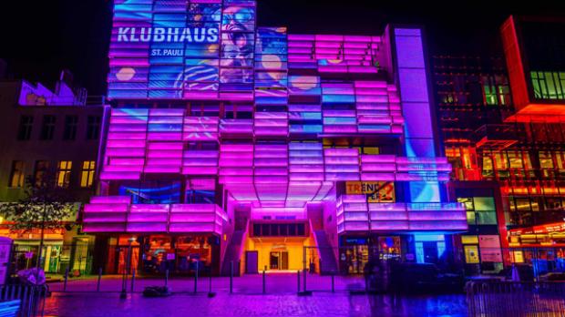 Das neue Klubhaus in Hamburg ist nicht nur eine Attraktion für Reeperbahn Besucher, vielmehr setzt die Lichtlösung internationale Maßstäbe. 
