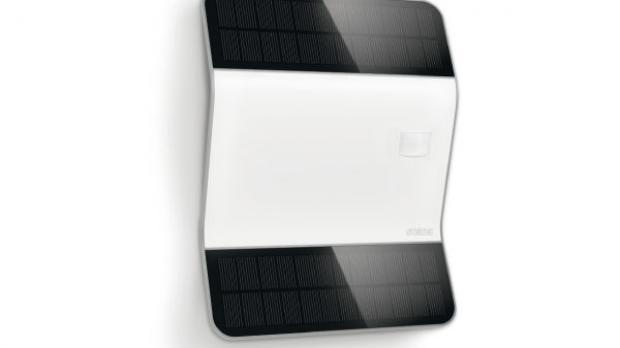 Komplett unabhängig ist die Außenleuchte XSolar L2-S von Steinel, die mit Solarpaneln und Sensoren ausgestattet ist. Der Akku übersteht bis zu 60 Tage ohne Sonnenschein.