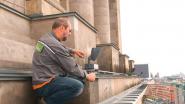 Feinjustierung für die Lichtschau zur Eröffnung: Rainer Kriesen von der installierenden WISAG stellt an einem der Ecktürme des Reichstagsgebäudes einen Philips Mini-Decoflood-Scheinwerfer ein.Foto: René Siemer