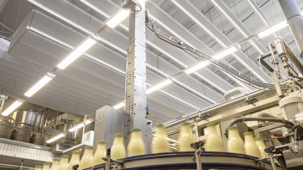 Im Rahmen eines umfangreichen Modernisierungsprozesses hat die Schwarzwaldmilch GmbH in Freiburg u. a. auch eine wirtschaftlichere LED-Beleuchtung mit Produkten von NORKA realisiert.
