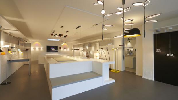Großzügig präsentiert sich der neu gestaltete Ausstellungsbereich für Einzelleuchten, in dem OLIGO gleichzeitig das überarbeitete Shop-in-Shop-Konzept für die Produktpräsentation im Leuchtenfachhandel vorstellt.
