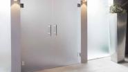 Ausgeweiteter Beschlagbereich: Zahlreiche neue Türsysteme und Duschtürbeschläge von namhaften Markenherstellern werden in Anwendungssituationen gezeigt. (Foto: KL Megla)