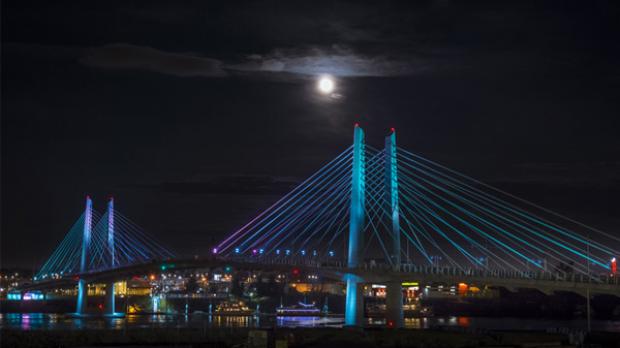 Die »Tilikum Crossing, Bridge of the People« überbrückt den Fluss Willamette in Portland mit spektakulärem Lichtspiel. Foto: © 2014 Bruce Forster Photography / ETC