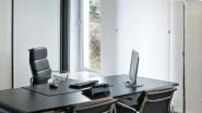 Eine klassische Bürosituation mit neuer Lichttechnik. An der Decke leuchtet ein LED-Modul aus der „Q“-Serie von Nimbus und den Arbeitsplatz erhellt eine „Office Air LED“.