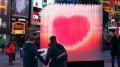 Romantik am Times Square - Valentinstag-Herz pulsiert mit Zumtobel LED-Leuchten