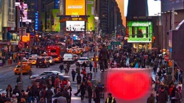 Romantik am Times Square - Valentinstag-Herz pulsiert mit Zumtobel LED-Leuchten