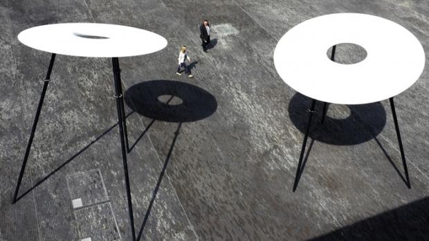 Die weißen Scheiben sprengen die herkömmliche Vorstellung von ′Straßenleuchten« für die Beleuchtung öffentlicher Räume. Foto: Ingo Maurer GmbH