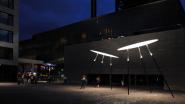 In die Stahlbeine integrierte Uplights beleuchten die Unterseite der Lichtscheiben, sodass sie wie leuchtende Ufos über dem Platz zu schweben scheinen. Foto: Ingo Maurer GmbH