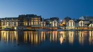 Stadträume gestalten: Lichtinszenierungen schaffen eindrückliche Bilder, wie hier an der Hafenfront von Haugesund, Norwegen. Erco liefert dazu die effizienten und leistungsfähigen Werkzeuge. Bild: Erco