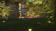 Einblick und Ausblick: Moderne, transparente Architektur lässt Innen- und Außenräume fließend ineinander übergehen. Die effektvolle Beleuchtung von Garten und Landschaft bietet auch nachts eine interessante Kulisse für den Blick aus den Wohnräumen. Bild: Erco