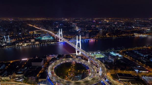 LED-Beleuchtung von Signify in Shangha, Nanpu-Brücke