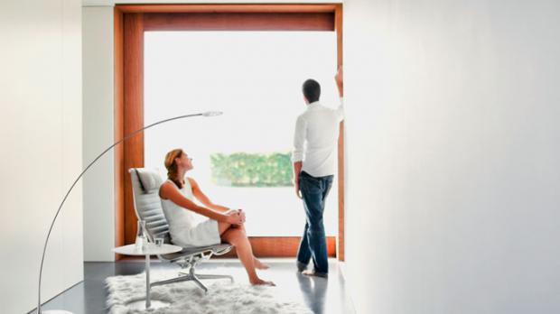 Glühlampenähnliches Licht, hochwertige Materialien und ein elegantes Design sind Kennzeichen der neuen Ledino-Wohnraumleuchten von Philips.