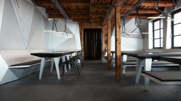 Paarig aufgehängt beleuchtet Roxxane die sechs Tische im neu gestalteten Bereich der Gaststube. Foto: Designliga/AUDI AG
