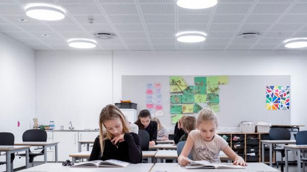 Lernunterstützung per ′Active Light′ von Zumtobel in der Grundschule Herstedlung, Dänemark