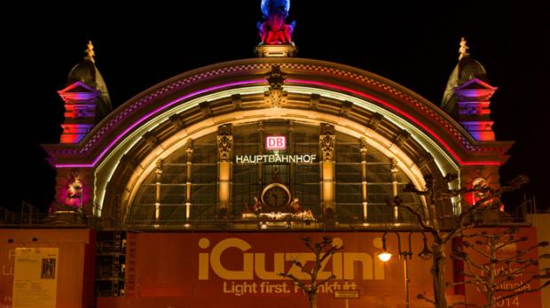 Die sanierte Fassade des Frankfurter Hauptbahnhofs wurde durch eine gebäudenahe Lichtinstallation auf Basis von LED-Lichttechnik von iGuzzini in Szene gesetzt. Foto: Messe Frankfurt Exhibition / Jochen Günther