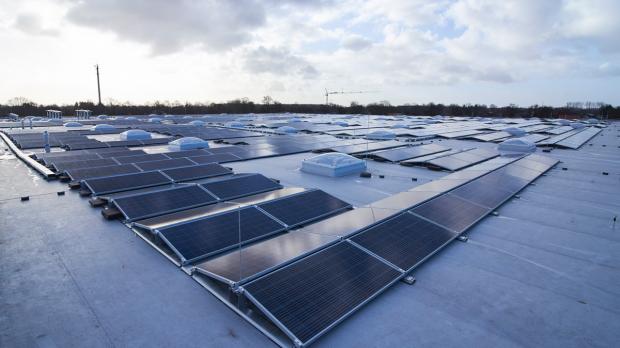 Neues Logistikzentrum von Müller-Licht mit Solaranlage