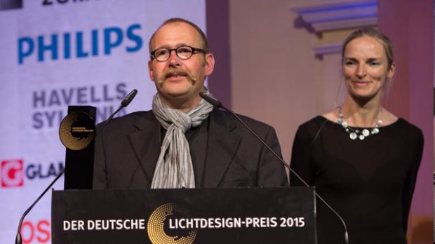 Den 1. Platz beim Nachwuchspreis belegten Oliver Christen und Kristin Christen vom Büro OC Lichtplanung für das Projekt Schloßplatz Varel. Foto: Christoph Meinschäfer Fotografie