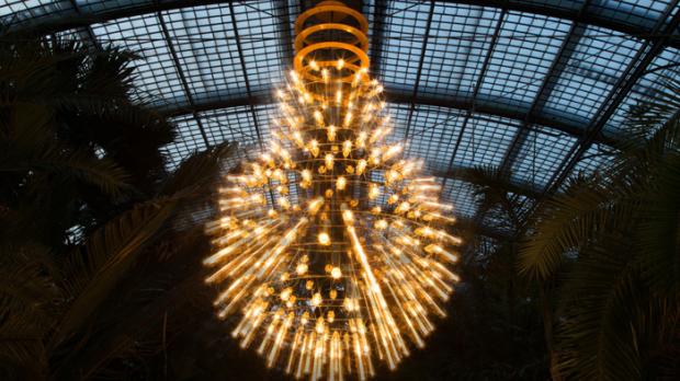 Kurz vor dem Aus noch mal ganz groß ...« – lautete der Titel einer weiteren Installation im Palmengarten – eine Hommage an die Glühlampe von Paul Göschel. Foto: Messe Frankfurt Exhibition / Jochen Günther