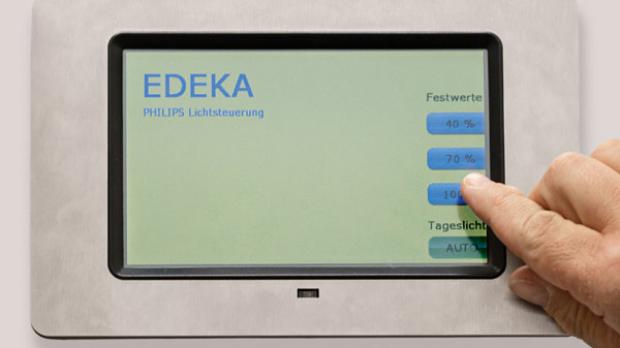 Eine intelligente Lichtsteuerung regelt das Beleuchtungsniveau automatisch entsprechend des Tageslichteinfalls. Per Fingertipp lassen sich über ein Display Änderungen vornehmen oder programmierte Szenarien für Sonderaktionen oder Events abrufen. Foto: Philips
