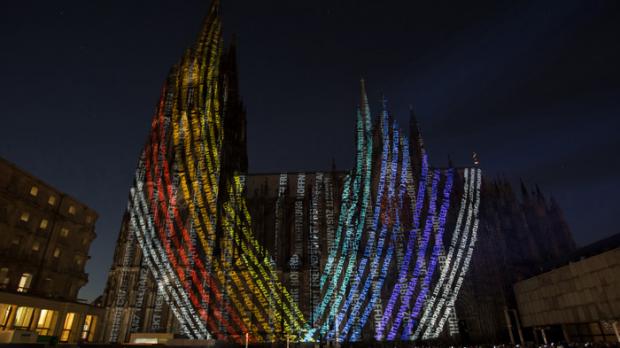 Bewegtbild-Projektion ′Dona nobis pacem′ am Kölner Dom

