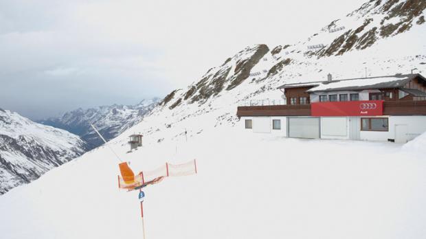 Die Metamorphose aus Alt und Neu zieht sich im Außenbereich quer über die Terrasse. Foto: Designliga/AUDI AG