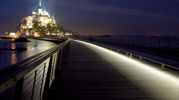 Die neue Fußgängerbrücke, die den Mont-Saint-Michel mit dem Festland verbindet, wurde mit einer LED-Beleuchtung ausgestattet. Foto LEC-Lyon