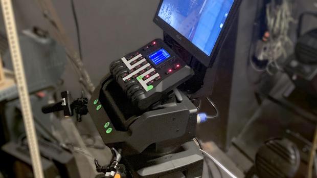 Einsatz der Robospot-Basisstation mit Fernsteuerung  hinter der Kulisse im Bühnenbereich